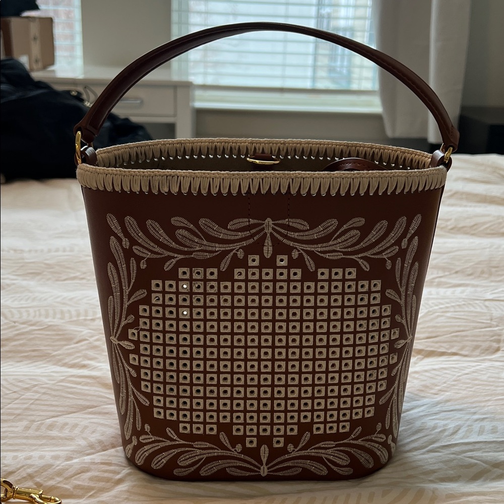 Veronica Beard Tan Leather Eyelet Whipstitch Feedbag - like brand new! - Picture 7 of 12